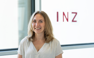 Frau mit blonden schulterlangen Haaren vor hellem Hintergrund