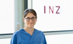 Frau mit Brille vor hellem Hintergrund